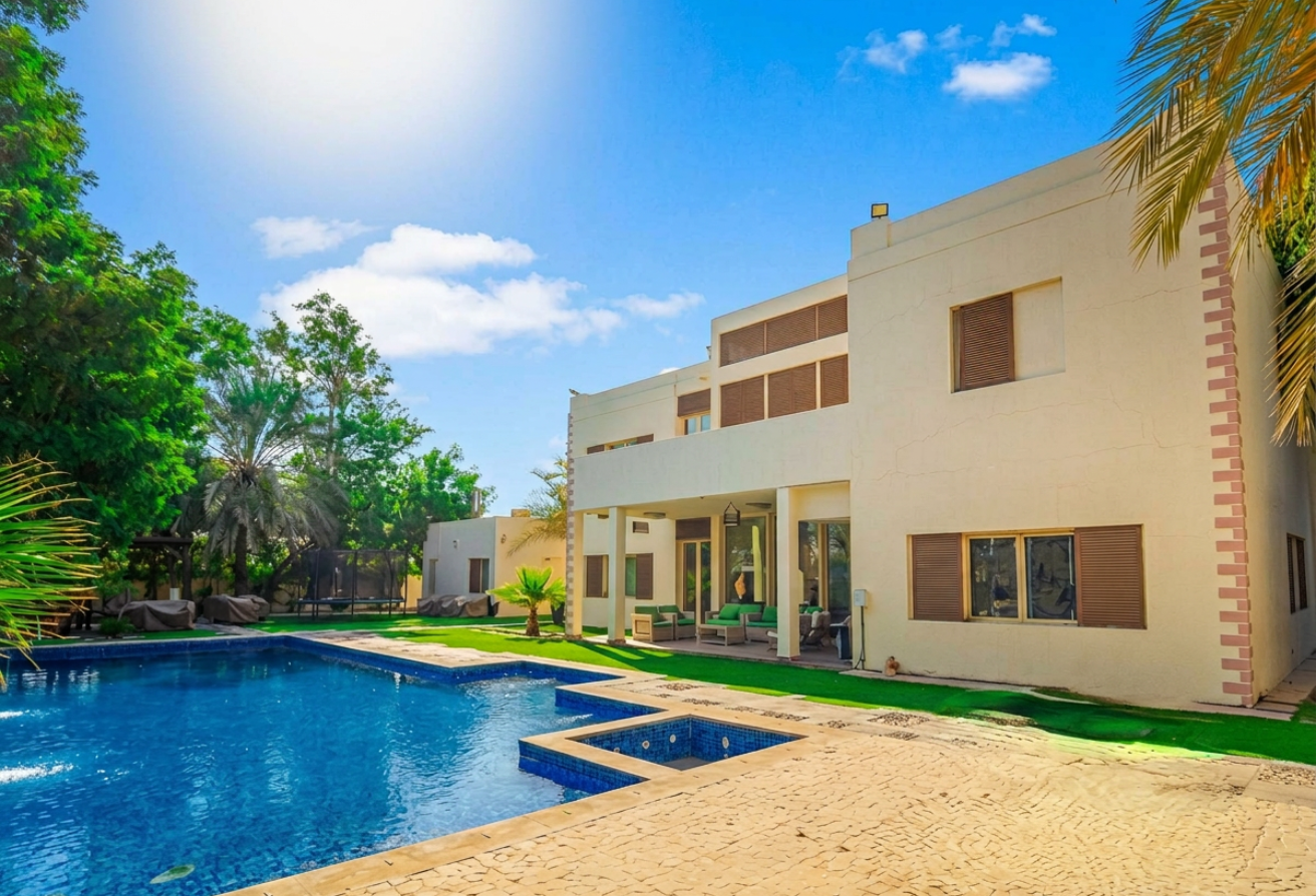 Exquisite seven-bedroom villa with private Garden​